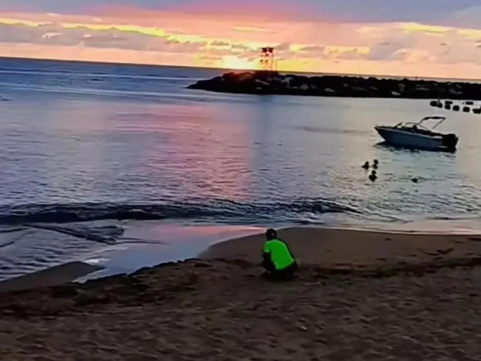 Dulce Atardecer 5 Playa Rompeolas, Aguadilla